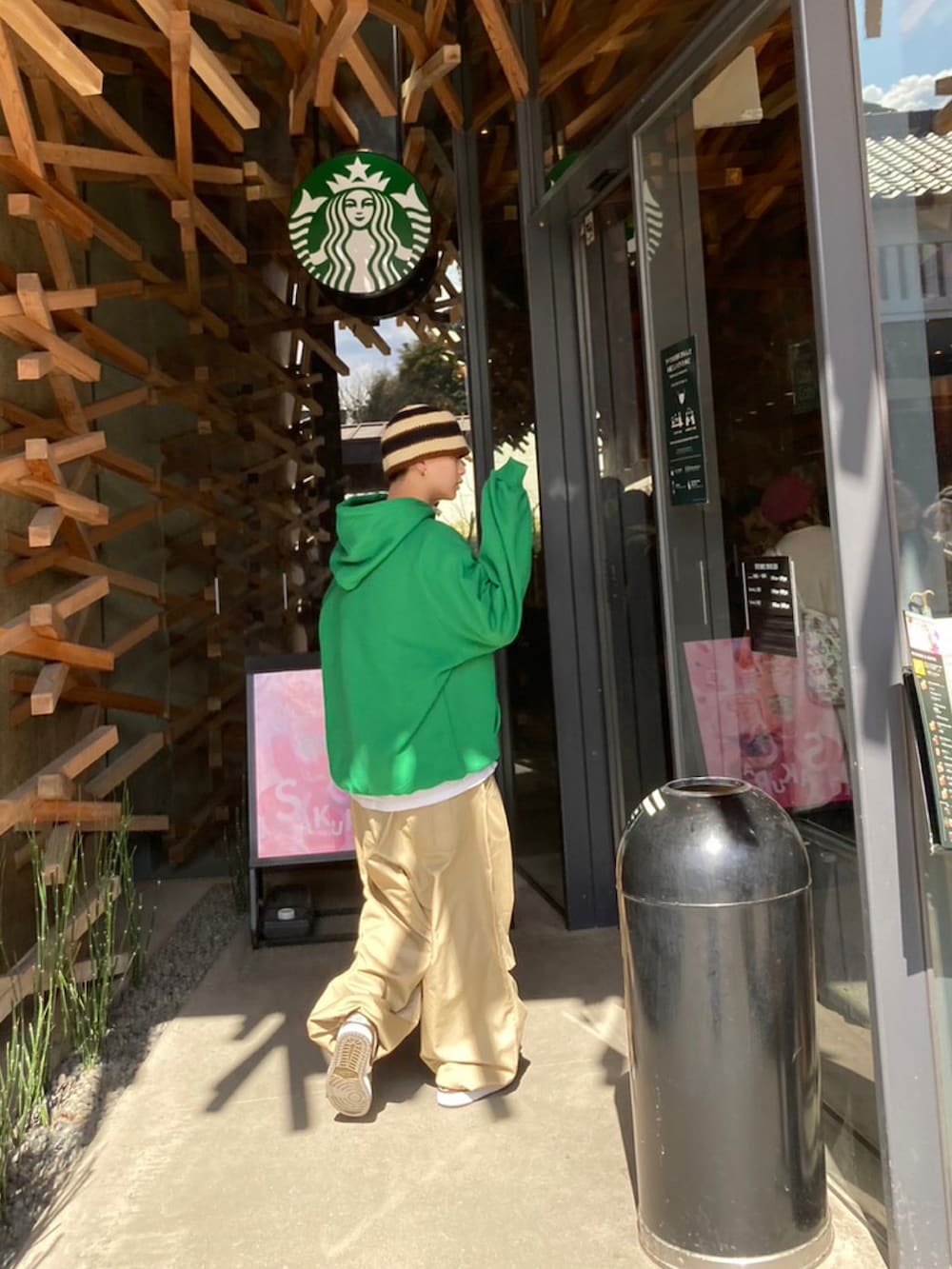 「春服デビュー宣言、春コーデ、スニーカーコーデ、メンズファッション、クラッシャーハット、ストリートコーデ、ストリートMIX、ストリート、古着MIX、古着、古着コーデ、韓国ファッション、パーカー、シンプル、休日コーデ」｜「WV PROJECTの【WV PROJECT/ダブリューブイプロジェクト】Hawkins Hood / 刺繍 ワンポイント プルオーバーパーカー（パーカー、グリーン系）」を使った、ときさん（メンズ・176cm）の春コーディネートの2枚目の写真