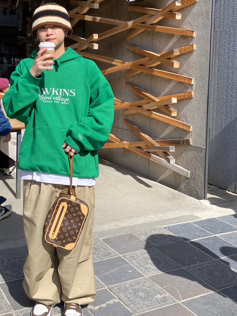 「春服デビュー宣言、春コーデ、スニーカーコーデ、メンズファッション、クラッシャーハット、ストリートコーデ、ストリートMIX、ストリート、古着MIX、古着、古着コーデ、韓国ファッション、パーカー、シンプル、休日コーデ」｜「WV PROJECTの【WV PROJECT/ダブリューブイプロジェクト】Hawkins Hood / 刺繍 ワンポイント プルオーバーパーカー（パーカー、グリーン系）」を使った、ときさん（メンズ・176cm）の春コーディネートの4枚目の写真