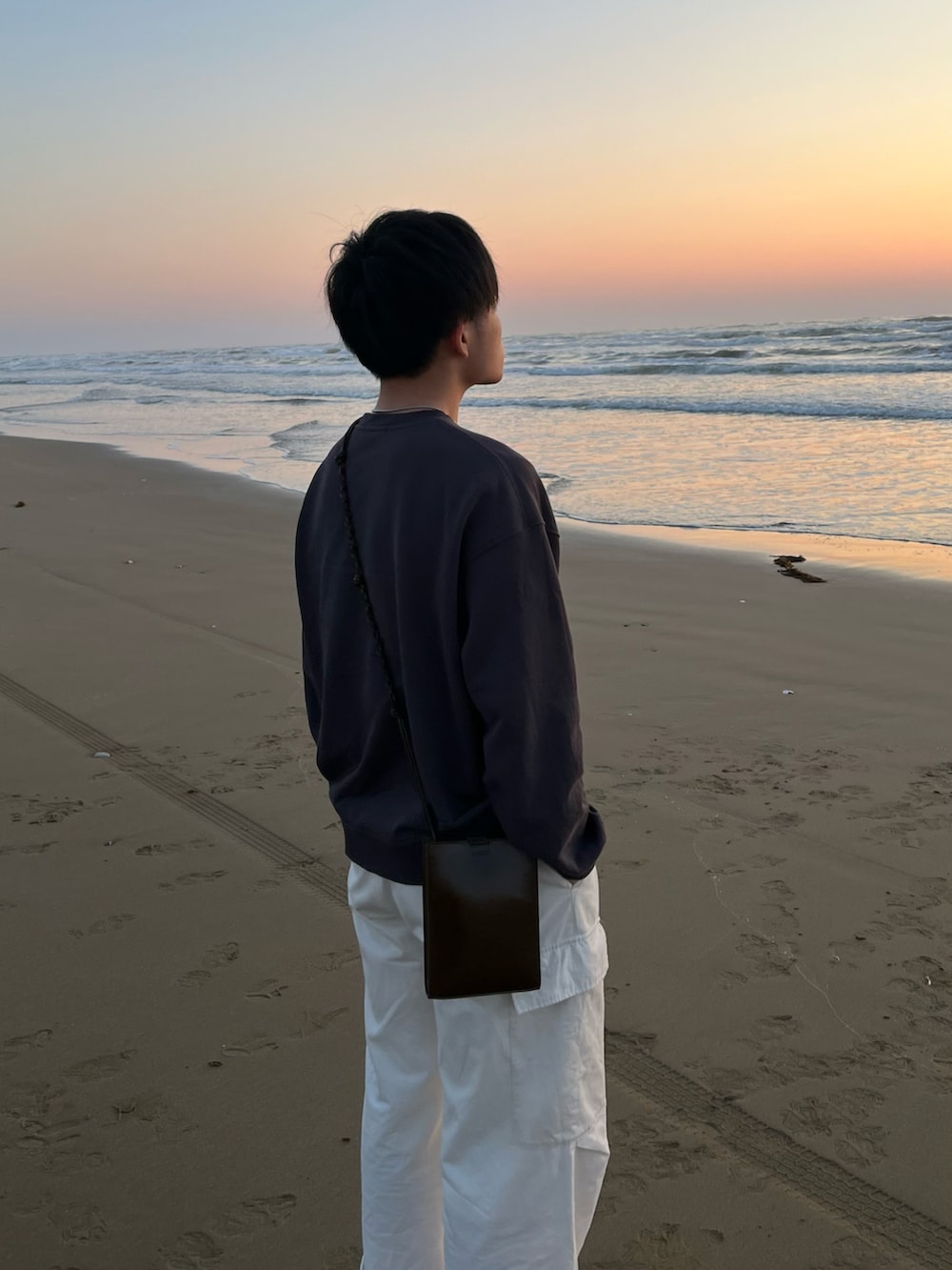 「春コーデ、WYM、LIDnM、スウェット、ゆるコーデ、ジルサンダー、JILSANDER、リドム、ニューバランス、New Balance、ニューバランス2002、2002R、カーゴパンツ、リラックススタイル、シンプルコーデ」｜「WYM LIDNMのアイテム（セットアップ、ホワイト系）」を使った、piguさん（メンズ・169cm）の春コーディネートの2枚目の写真