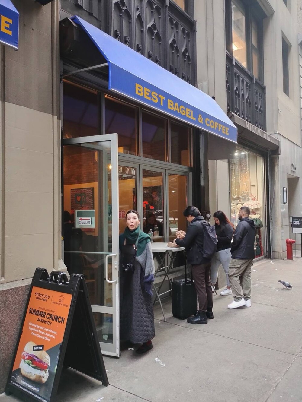 「旅行、NYC」｜「UN3D.のサークルキルティングボリュームワンピース（ワンピース、ブラック系）」を使った、Michi  Murakamiさん（レディース・170cm）の冬コーディネートの2枚目の写真