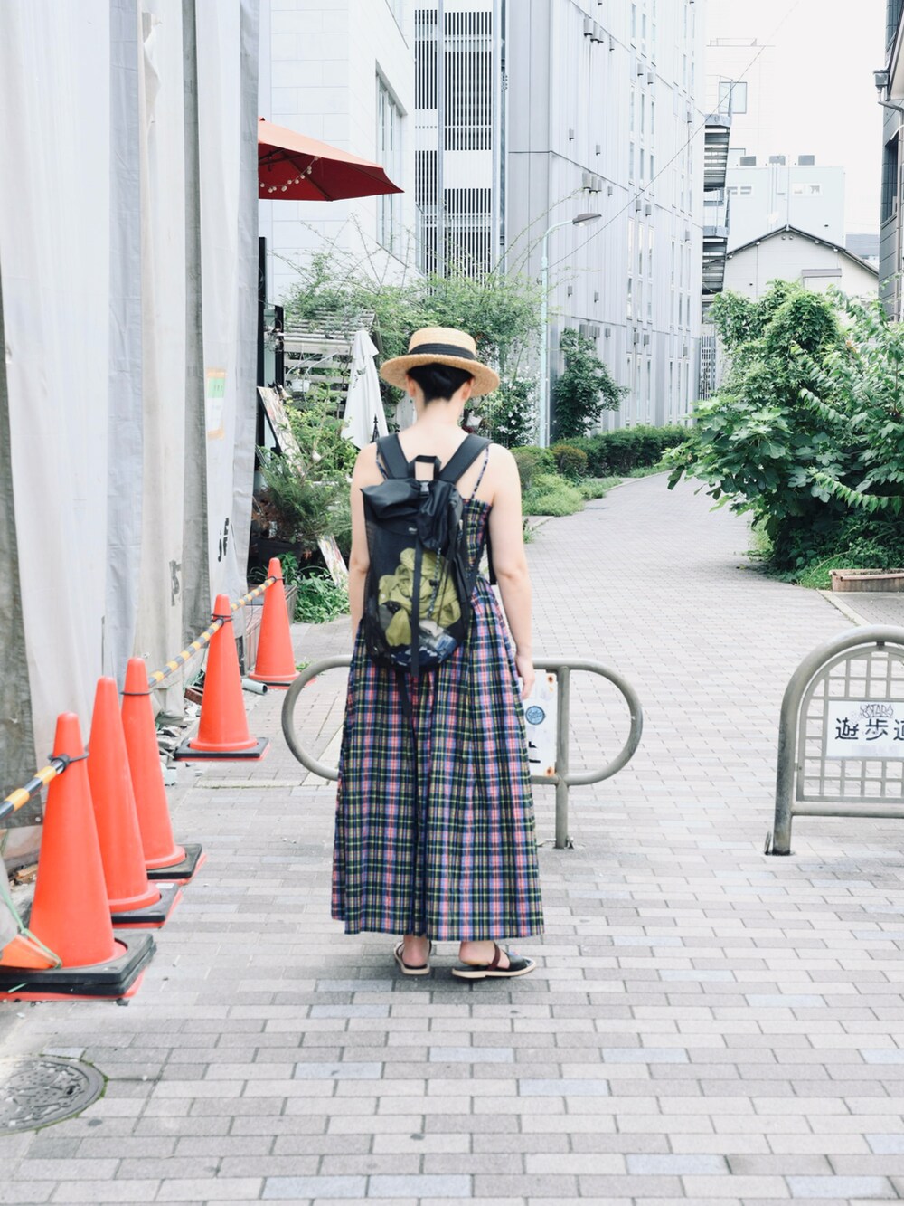 イエロー系のカーディガン/ボレロ、その他のワンピース、その他のサンダルを着用したレディースの夏コーディネートの2枚目の写真