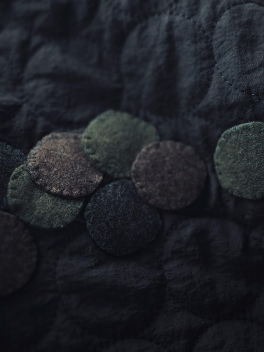 ブラック系のワンピース、グリーン系のトップスを着用したレディースの冬コーディネートの3枚目の写真