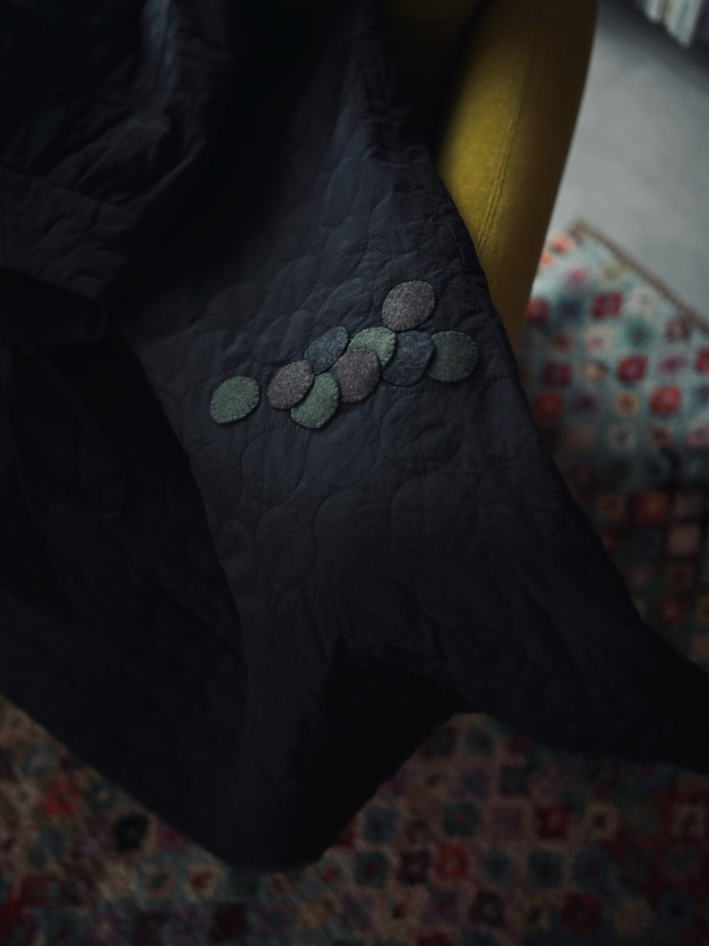 ブラック系のワンピース、グリーン系のトップスを着用したレディースの冬コーディネートの2枚目の写真