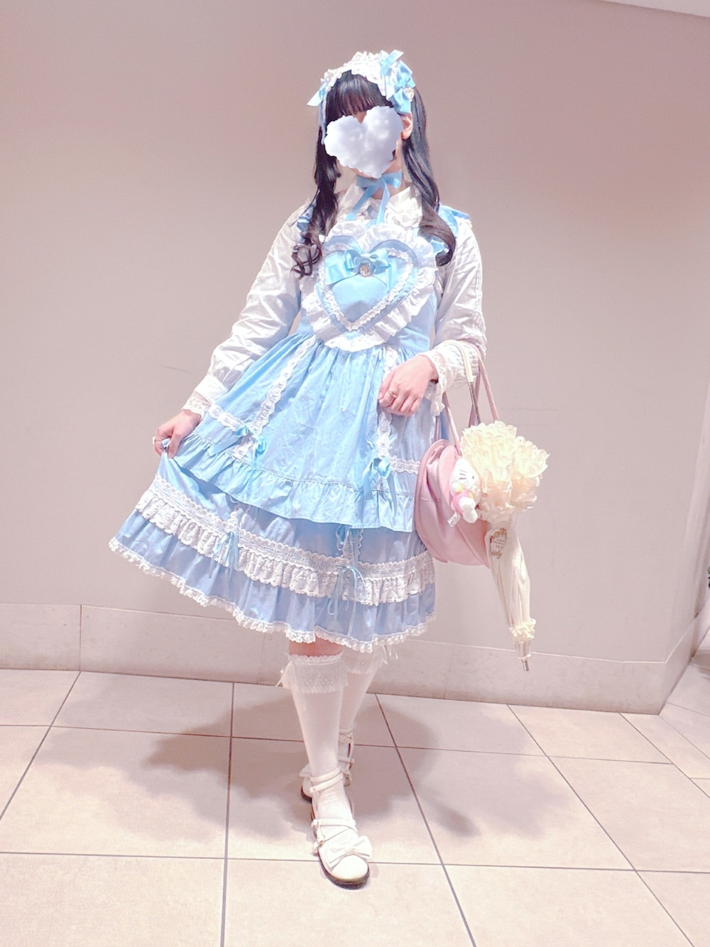 ホワイト系のシャツ/ブラウス、ピンク系のハンドバッグ、ブルー系のその他を着用したレディースの春コーディネートの2枚目の写真