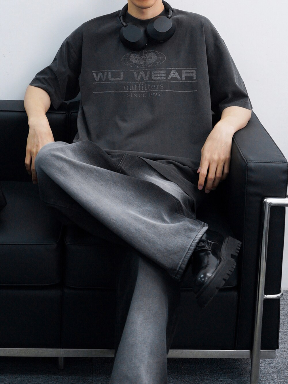 ブラック系のパンツを着用したメンズの夏コーディネートの2枚目の写真