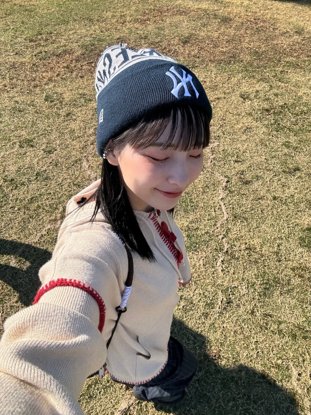 「ファッションを楽しもう、WEARyouthコーデ、今日のコスメと服、お出かけコーデ、紅葉、オレンジメイク、カジュアルコーデ、秋のコーデ、ニット帽、ストライプパンツ、ニットパーカー、shesame、ローファー、パンツコーデ、ステッチ」｜「LOWRYS FARMのＴＲスタイルＵＰワイドパンツ　 965188（その他パンツ、ブルー系）」を使った、ミカさん（レディース・157cm）の秋コーディネートの3枚目の写真