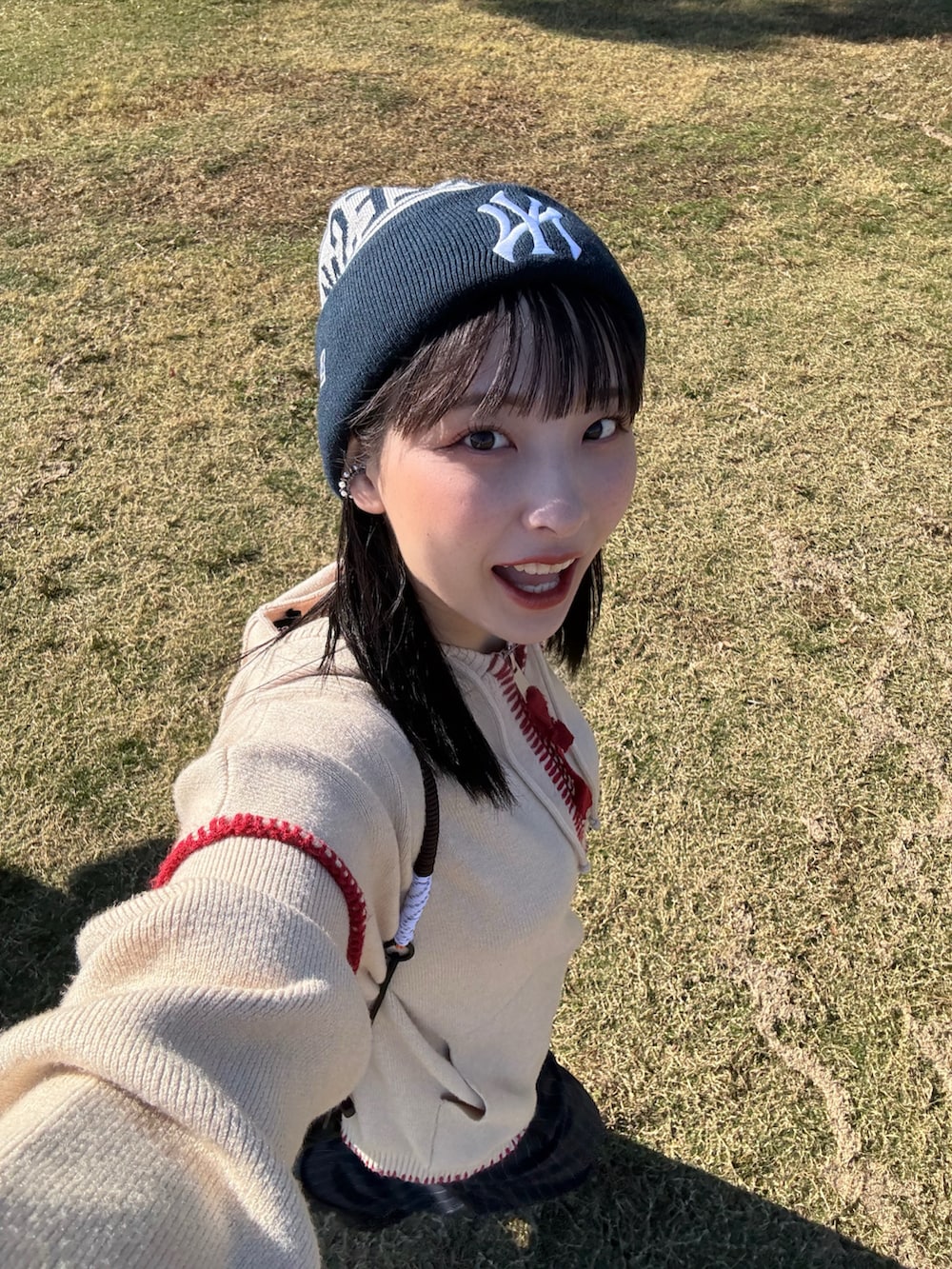 「ファッションを楽しもう、WEARyouthコーデ、今日のコスメと服、お出かけコーデ、紅葉、オレンジメイク、カジュアルコーデ、秋のコーデ、ニット帽、ストライプパンツ、ニットパーカー、shesame、ローファー、パンツコーデ、ステッチ」｜「LOWRYS FARMのＴＲスタイルＵＰワイドパンツ　 965188（その他パンツ、ブルー系）」を使った、ミカさん（レディース・157cm）の秋コーディネートの2枚目の写真