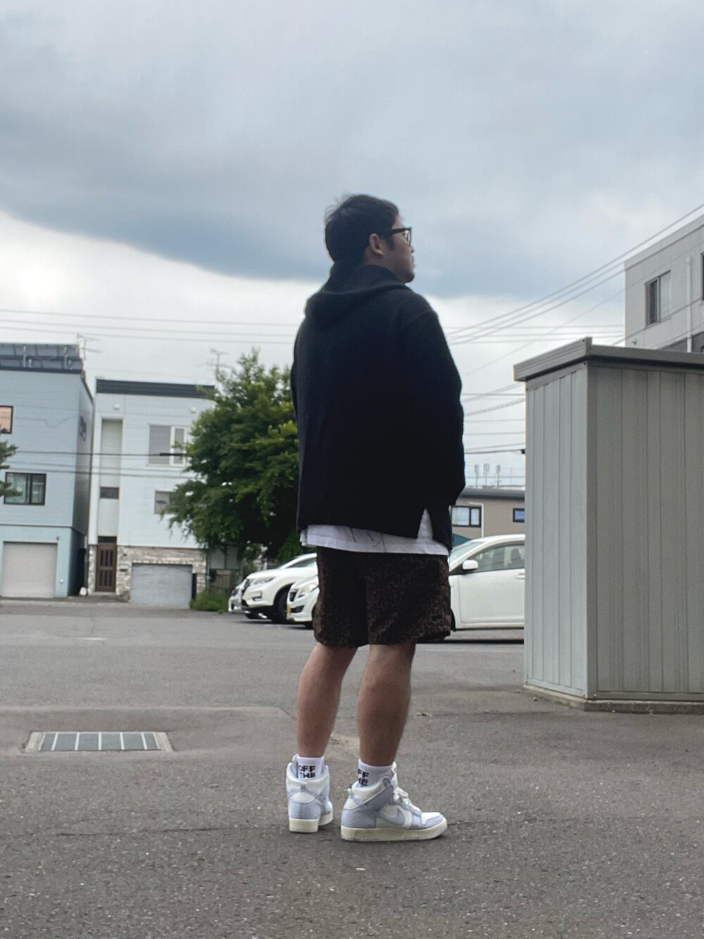 ブラック系のトップス、その他のパンツ、ホワイト系のシューズを着用したメンズの夏コーディネートの2枚目の写真