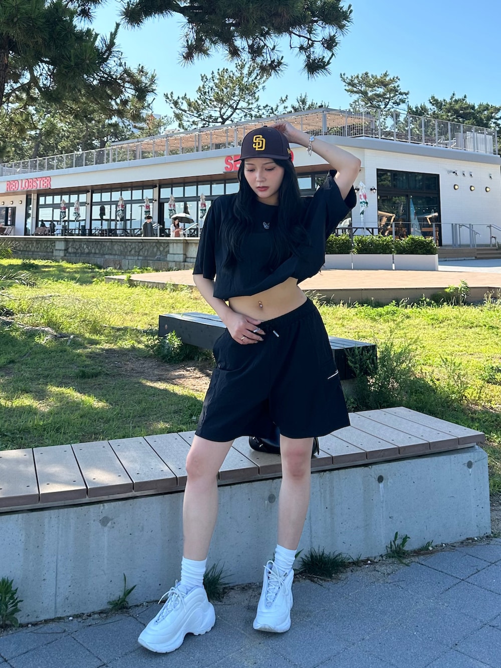 「LIFEWORK、セットアップ、ハーフパンツ、ストリート、韓国ファッション、Diesel、厚底スニーカー、パドレス、スポーツミックス」｜「LIFE WORKのアイテム（セットアップ、ブラック系）」を使った、LALAさん（骨格ストレート・レディース・157cm）の夏コーディネートの2枚目の写真