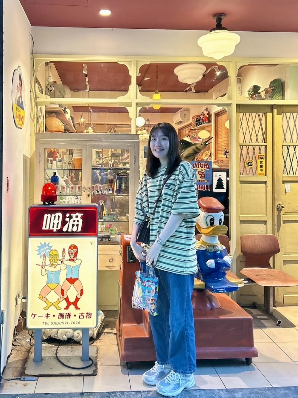 グリーン系のTシャツ/カットソー、シルバー系の腕時計を着用したレディースの夏コーディネートの2枚目の写真