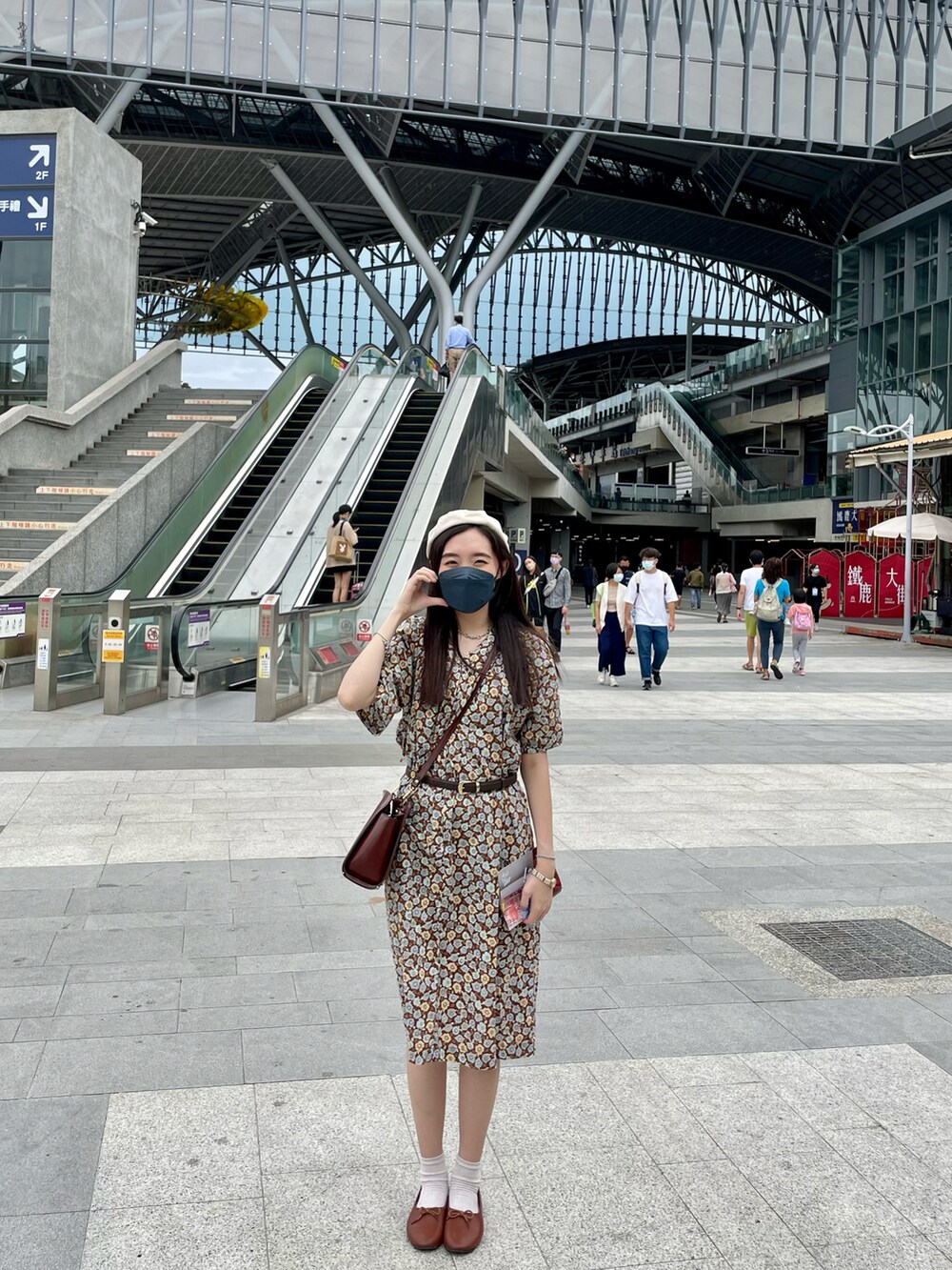 ベージュ系のハンチング/ベレー帽を着用したレディースの秋コーディネートの3枚目の写真