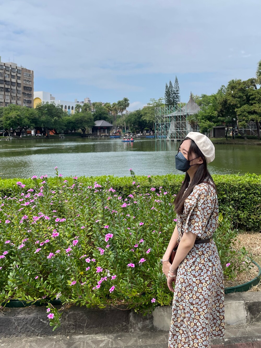 ベージュ系のハンチング/ベレー帽を着用したレディースの秋コーディネートの4枚目の写真