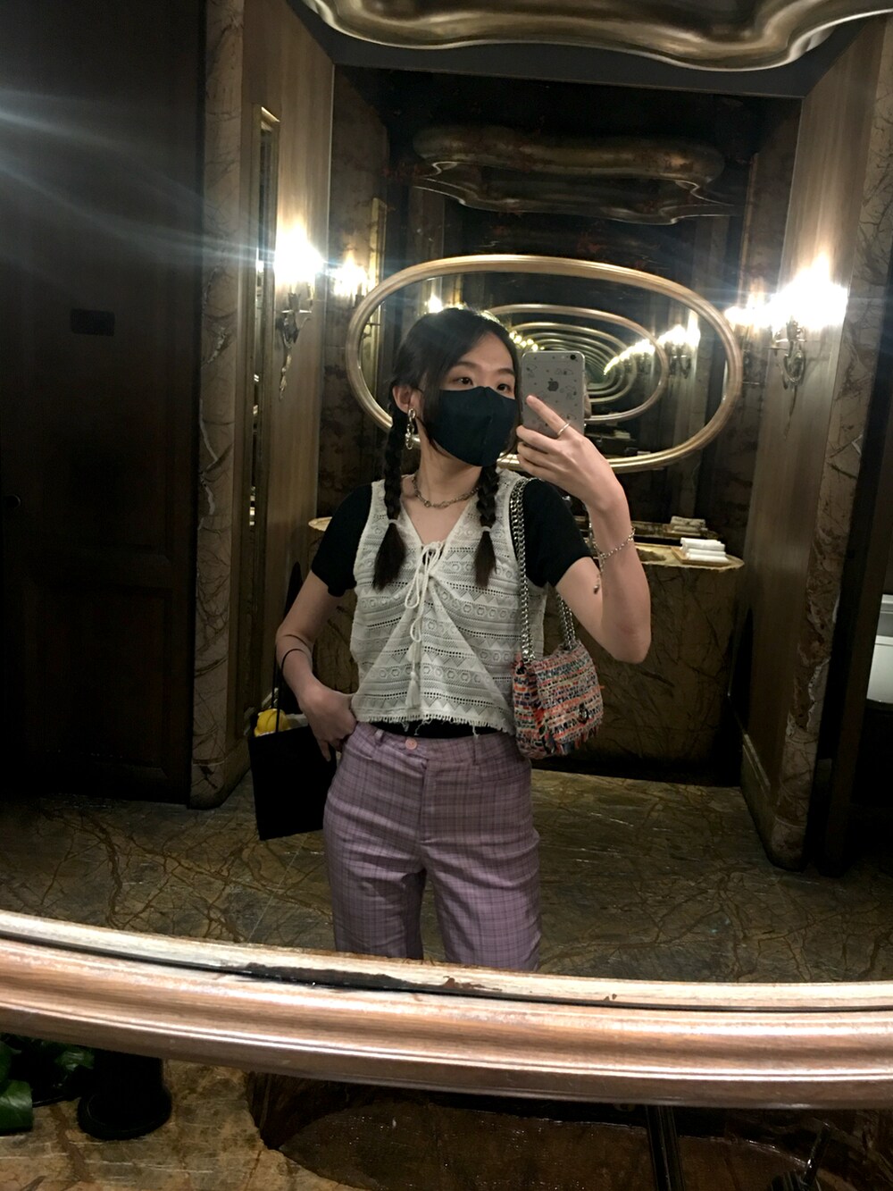 その他のショルダーバッグを着用したレディースの秋コーディネートの2枚目の写真