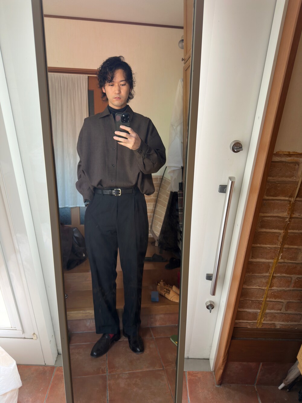 「GUのコーデュロイコート（ステンカラーコート、ブラウン系）」を使った、ryuさん（メンズ・181cm）の秋コーディネートの2枚目の写真
