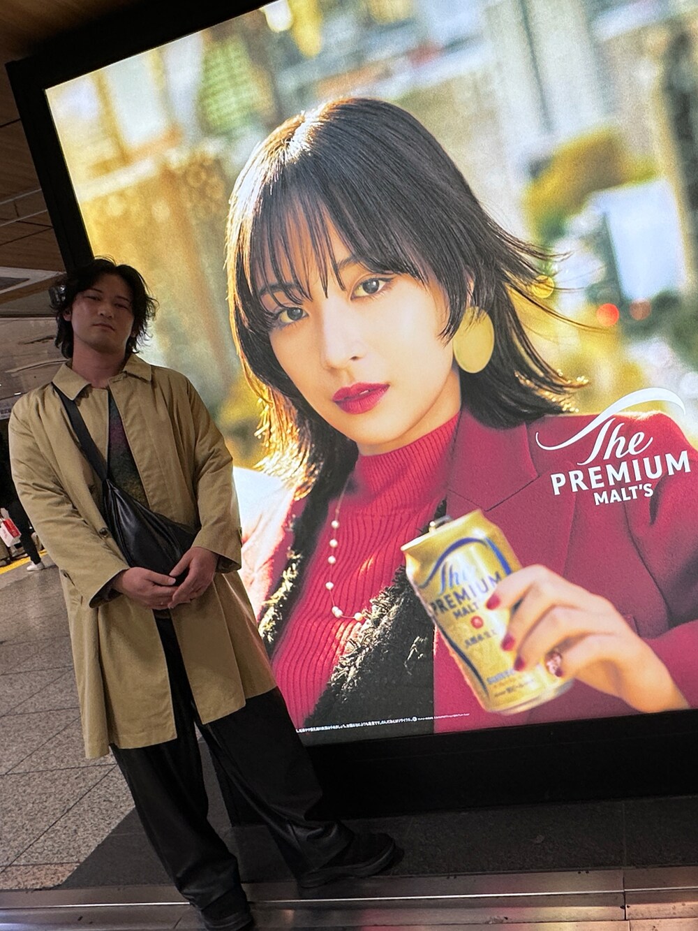 「ORCIVALの先染ギャバジン ステンカラーコート（ステンカラーコート、ベージュ系）」を使った、ryuさん（メンズ・182cm）の冬コーディネートの2枚目の写真