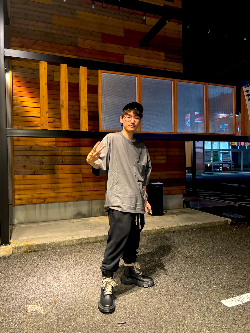 「お出かけコーデ、ストリートコーデ、メンズファッション、今日のコーデ、お洒落さんとつながりたい、大人カジュアル、低身長コーデ、シンプルコーデ、モノトーンコーデ、モノトーン、アツいコーデ全部見せ、モード、モードストリート、ブーツ、キャップ」｜「Rick Owensのアイテム（ブーツ、ブラック系）」を使った、takumi.さん（メンズ・165cm）の夏コーディネートの2枚目の写真