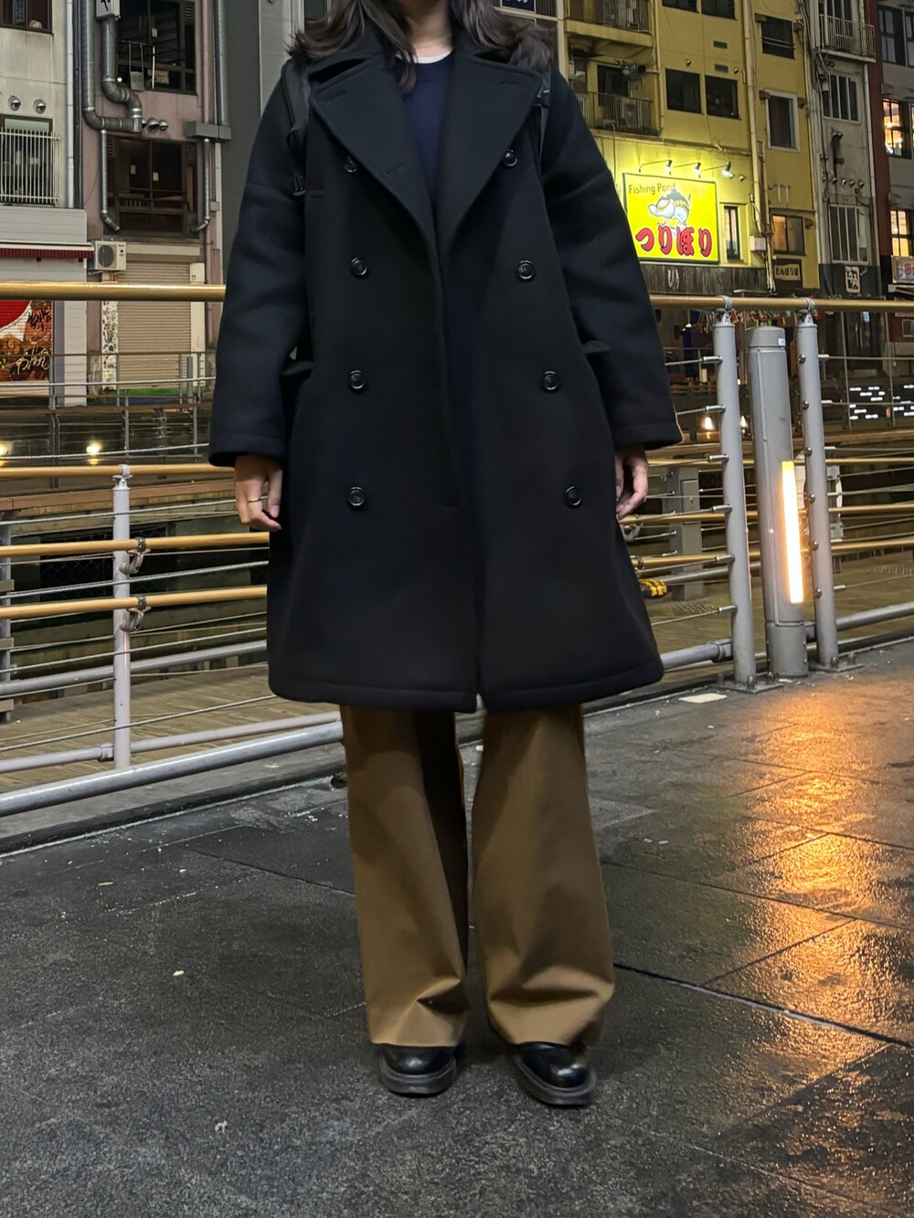 ブラウン系のサロペット/オーバーオール、ブラック系のピーコートを着用したレディースの冬コーディネートの2枚目の写真