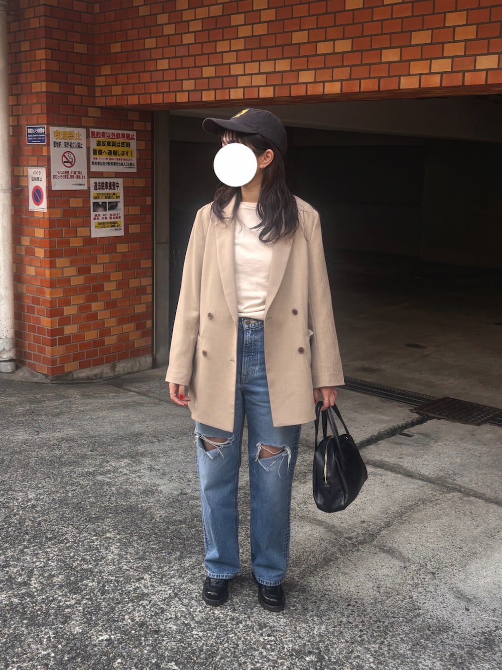 ベージュ系のテーラードジャケット、ブルー系のデニムパンツ、ブラック系のドレスシューズを着用したレディースの春コーディネートの2枚目の写真