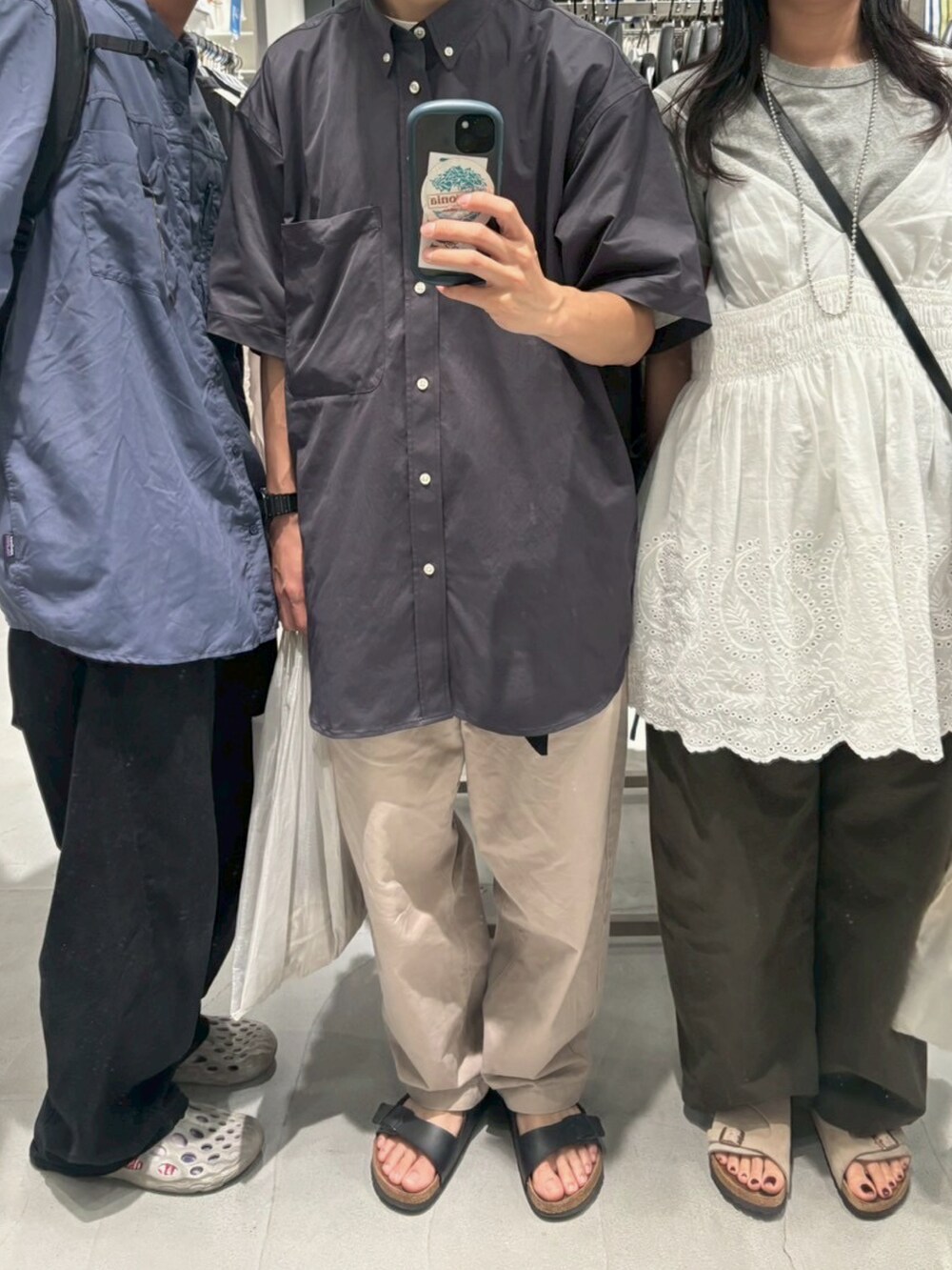 ホワイト系のトートバッグ、ベージュ系のサンダル、ブラック系のショルダーバッグを着用したレディースの春コーディネートの2枚目の写真