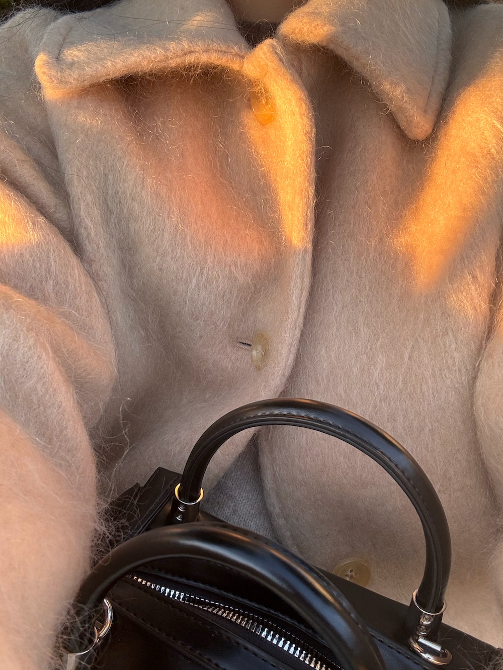 ベージュ系のその他アウター、ブラック系のブーツ、ブルー系のデニムパンツを着用したレディースの冬コーディネートの2枚目の写真