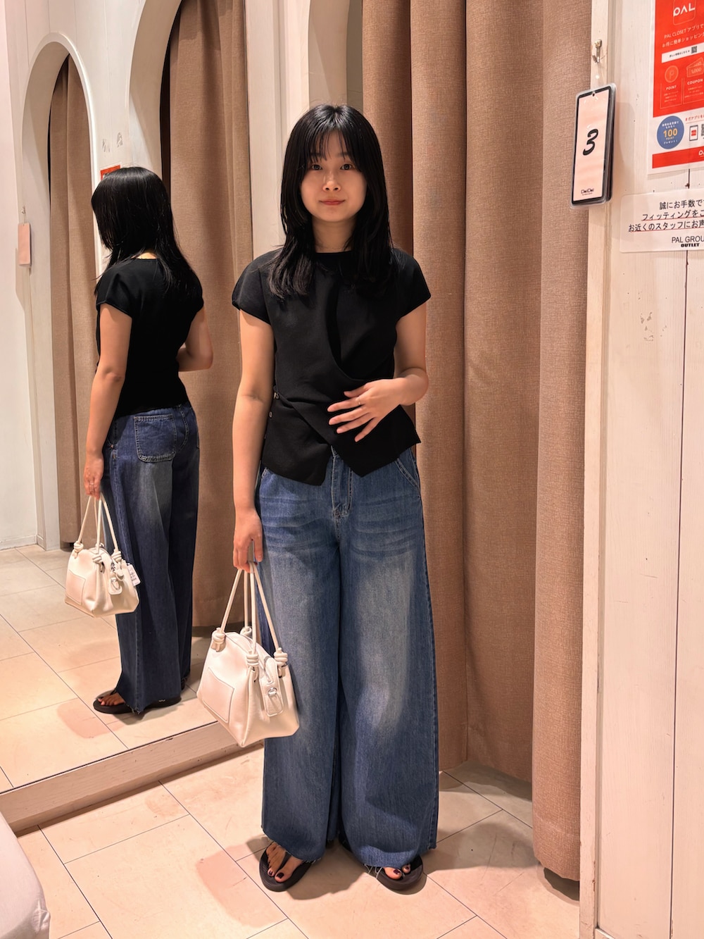 ブルー系のデニムパンツ、ブラック系のサンダルを着用したレディースの夏コーディネートの2枚目の写真