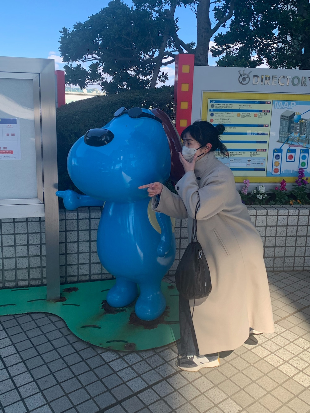 ホワイト系のジャケット/アウター、ブルー系のスニーカー、ブルー系のサロペット/オーバーオールを着用したレディースの冬コーディネートの2枚目の写真