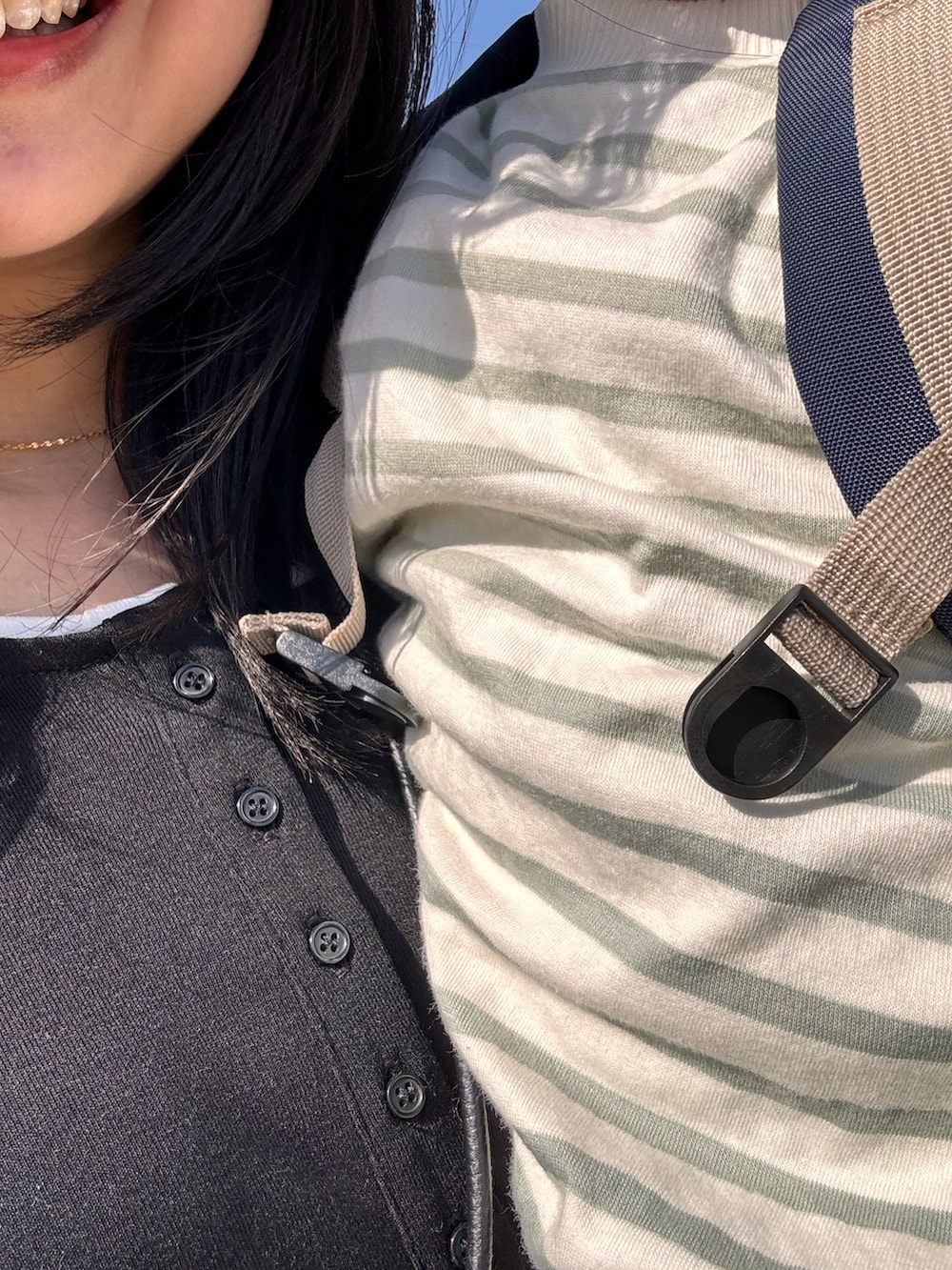 ブルー系のその他アウター、ブラック系のバックパック/リュック、グレー系のスニーカーを着用したレディースの春コーディネートの3枚目の写真