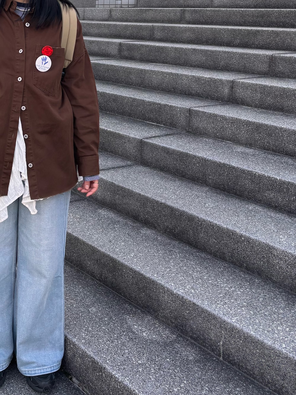 グリーン系のその他アウター、ブラック系のスニーカー、ホワイト系のトートバッグを着用したレディースの春コーディネートの2枚目の写真