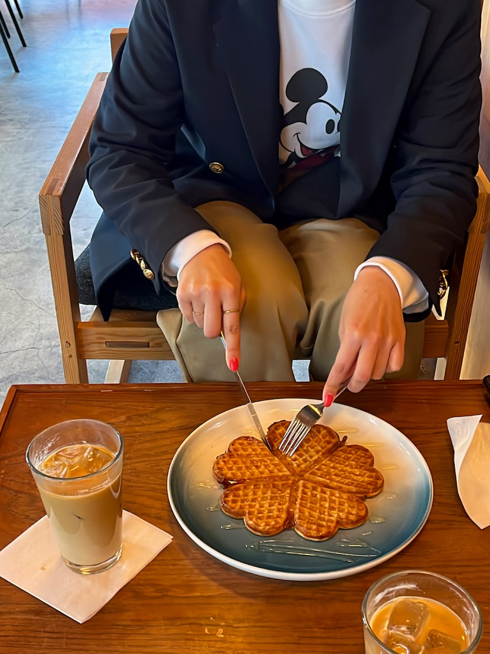 ブルー系のテーラードジャケット、ブラック系のボストンバッグ、ブラック系のドレスシューズを着用したレディースの冬コーディネートの2枚目の写真