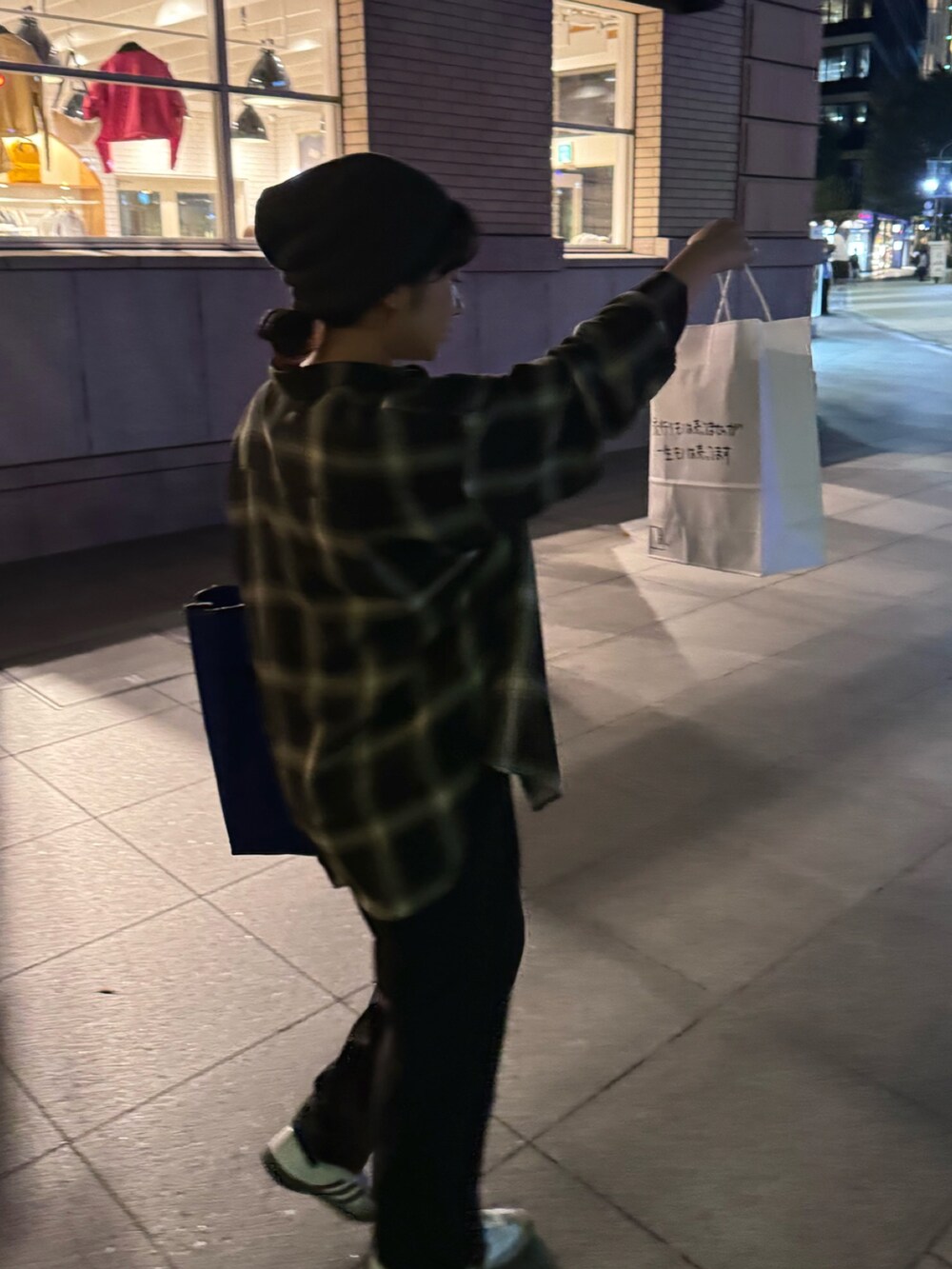 ブラック系のシャツ/ブラウス、ブラック系のパンツ、ホワイト系のスニーカーを着用したレディースの秋コーディネートの2枚目の写真