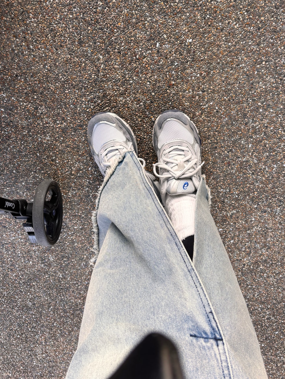 ブルー系のその他アウター、ブラック系のバックパック/リュック、グレー系のスニーカーを着用したレディースの春コーディネートの2枚目の写真