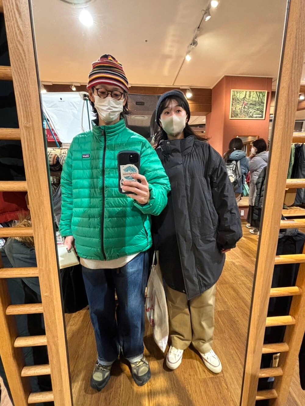ブラック系のその他アウター、ベージュ系のその他パンツ、ホワイト系のスニーカーを着用したレディースの冬コーディネートの2枚目の写真