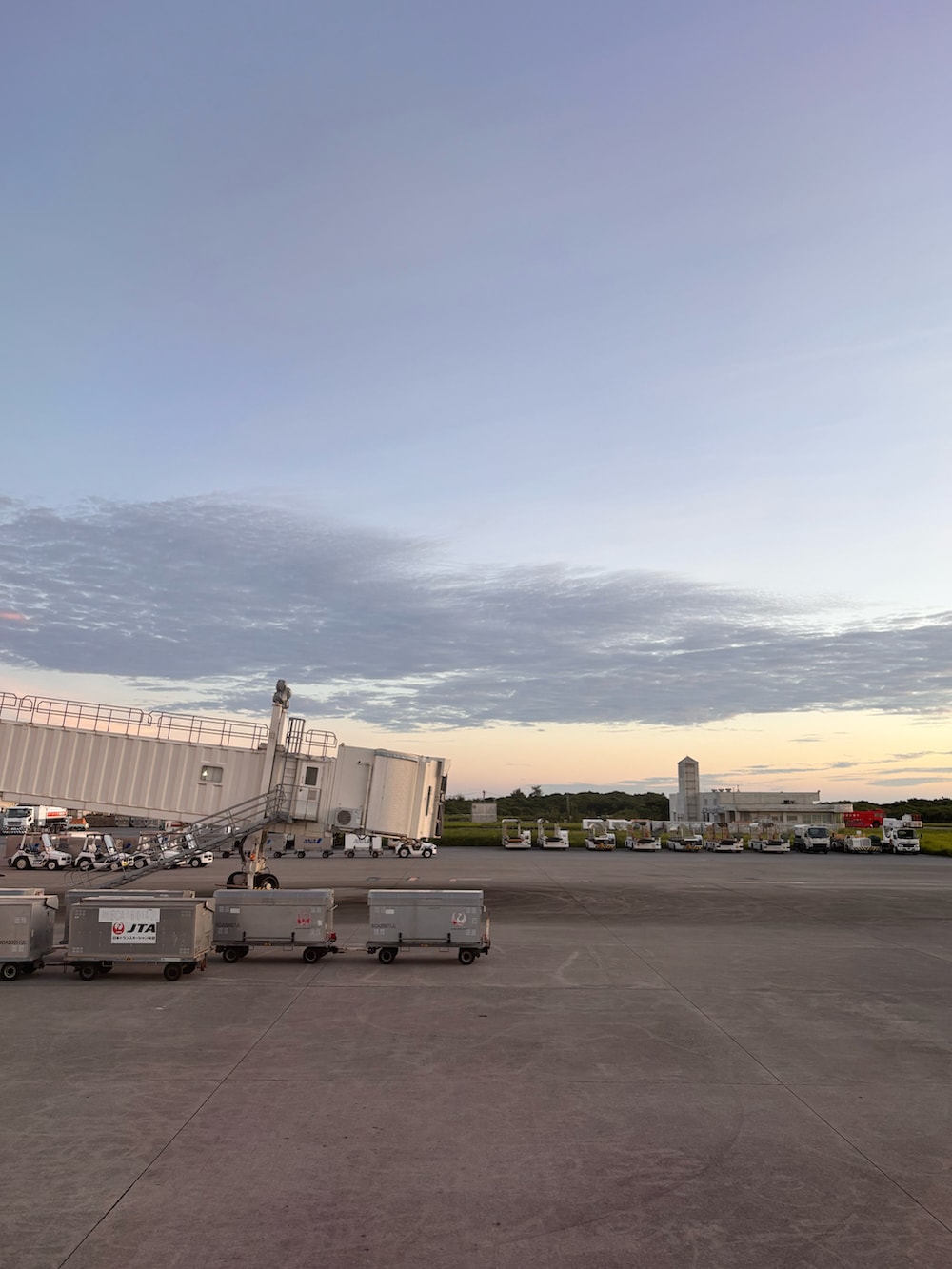 ホワイト系のワンピース、グレー系のスニーカー、イエロー系のバックパック/リュックを着用したレディースの夏コーディネートの2枚目の写真