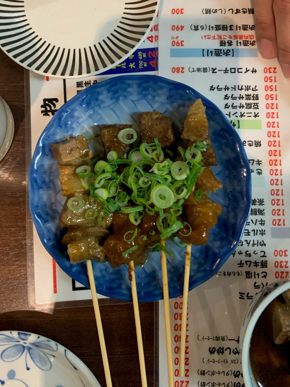 グリーン系のTシャツ/カットソー、ブルー系のスニーカーを着用したレディースの冬コーディネートの2枚目の写真