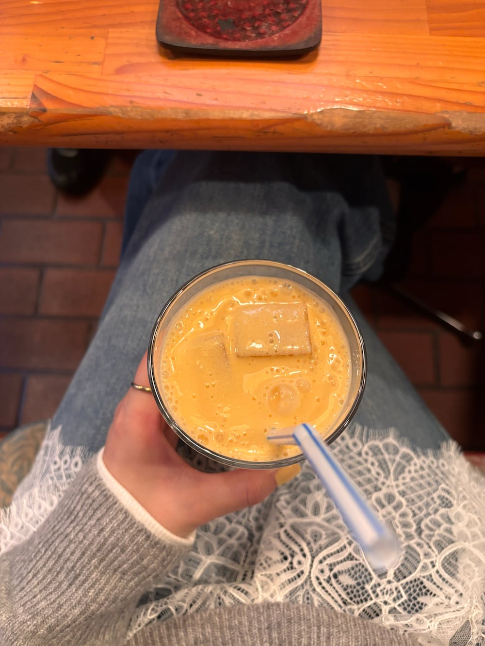 ブラック系のスニーカー、ホワイト系のTシャツ/カットソー、ブラック系のショルダーバッグを着用したレディースの春コーディネートの3枚目の写真