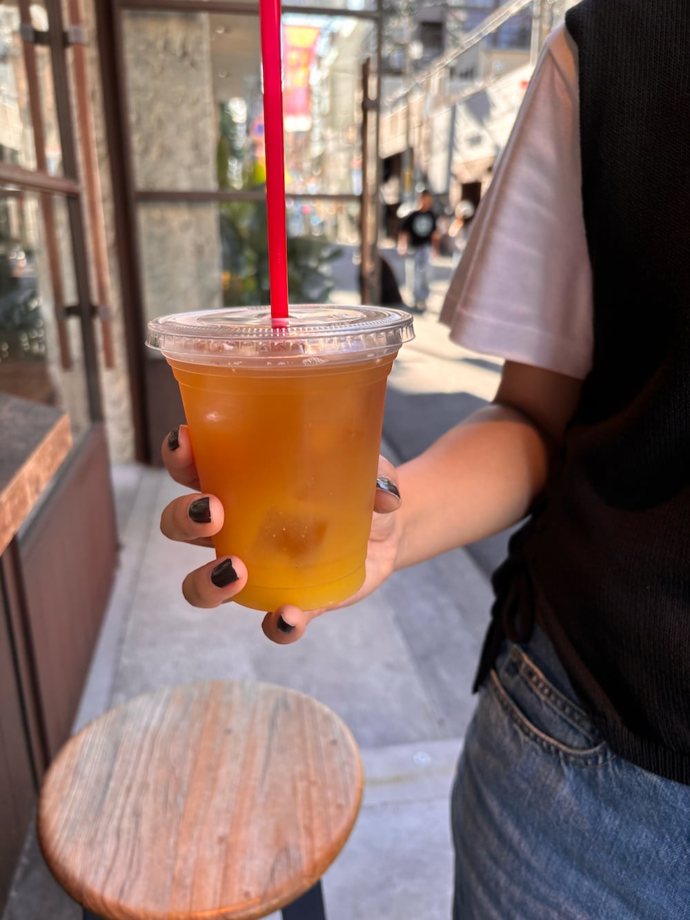 ホワイト系のTシャツ/カットソー、ブラック系のベスト、ブラック系のサンダルを着用したレディースの秋コーディネートの2枚目の写真