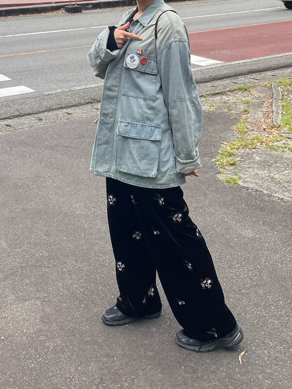 ブラック系のカーディガン/ボレロ、ブラック系のパンツ、ブラック系のスニーカーを着用したレディースの春コーディネートの2枚目の写真