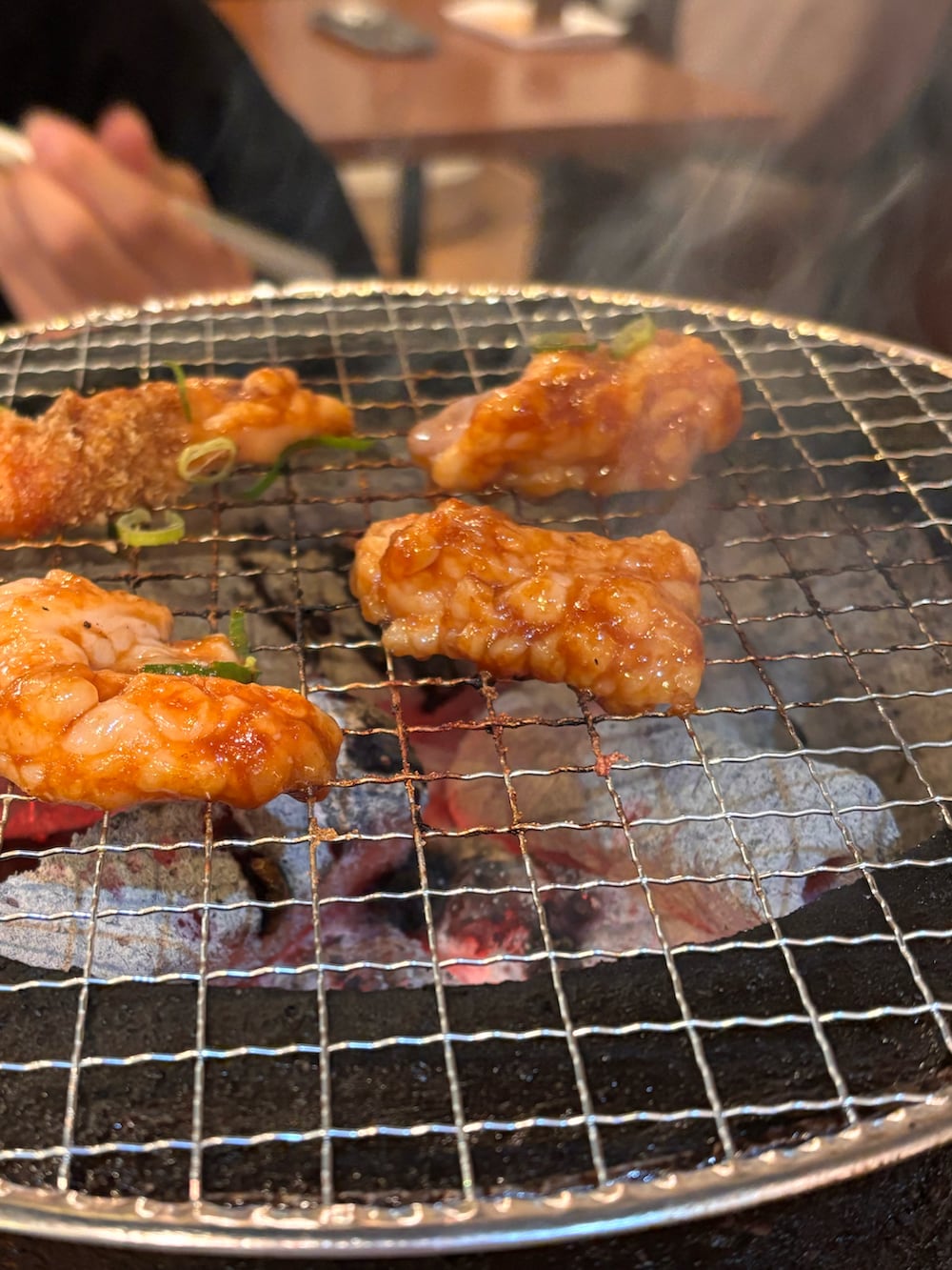 ブラック系のスニーカー、ホワイト系のTシャツ/カットソー、ブラック系のショルダーバッグを着用したレディースの春コーディネートの2枚目の写真