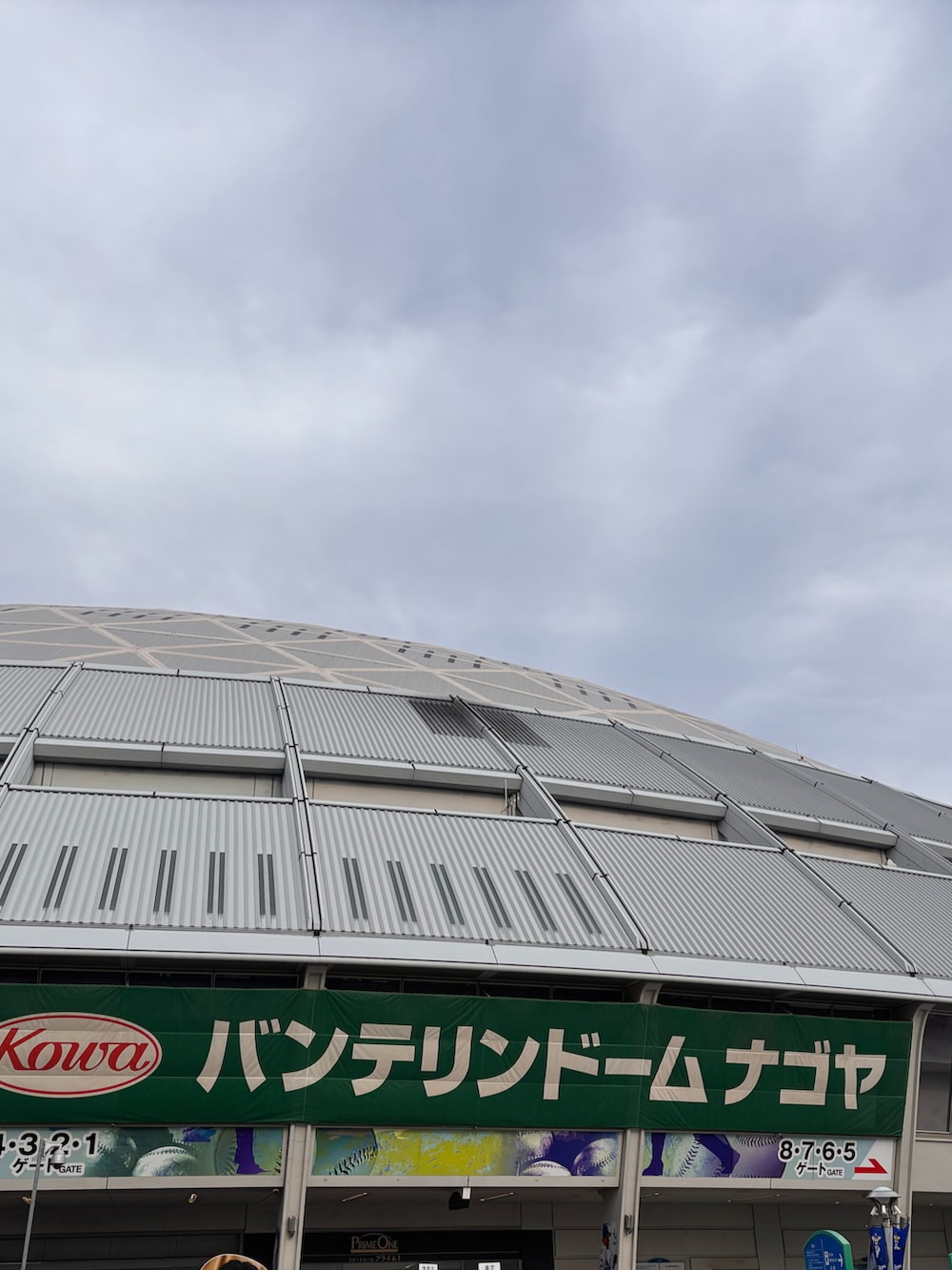 ブラック系のスニーカー、ベージュ系のトートバッグを着用したレディースの春コーディネートの2枚目の写真