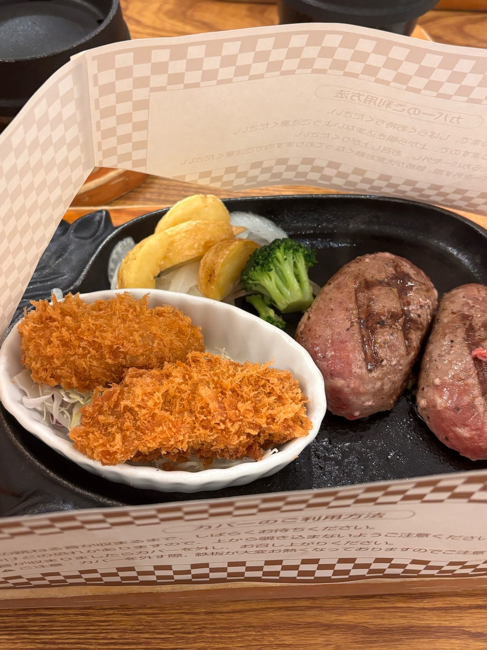 ブラック系のサンダル、ブルー系のニット/セーターを着用したレディースの冬コーディネートの2枚目の写真