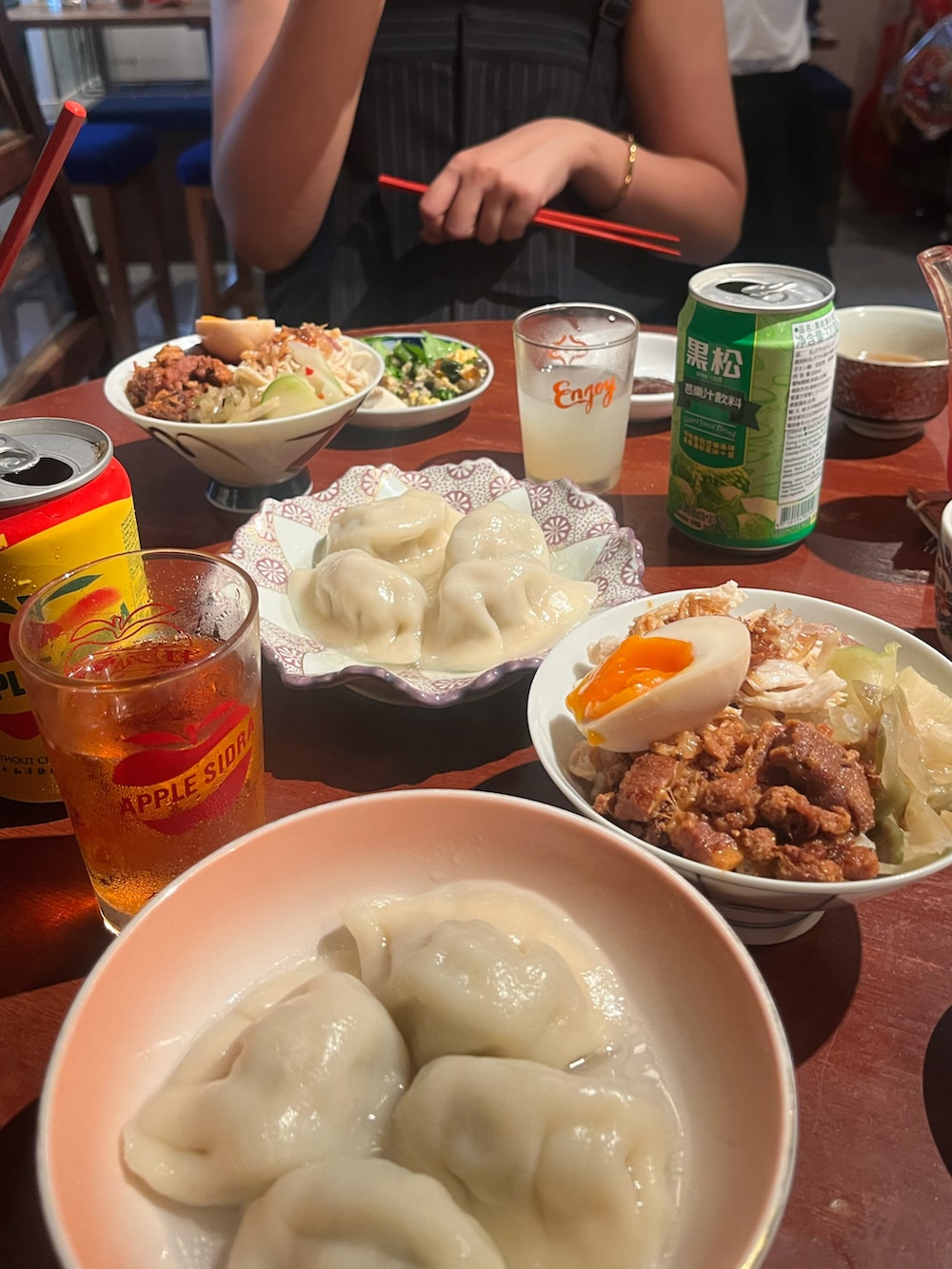 ブルー系のつなぎ/オールインワン、ホワイト系のスニーカー、ブルー系のバッグを着用したレディースの夏コーディネートの2枚目の写真