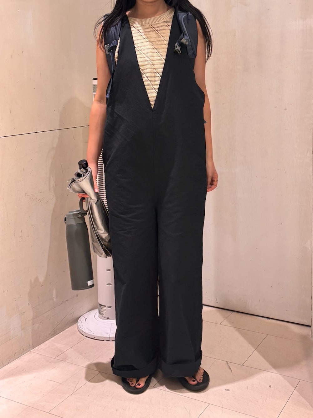 ブルー系のバックパック/リュック、ブラック系のサンダルを着用したレディースの夏コーディネートの2枚目の写真