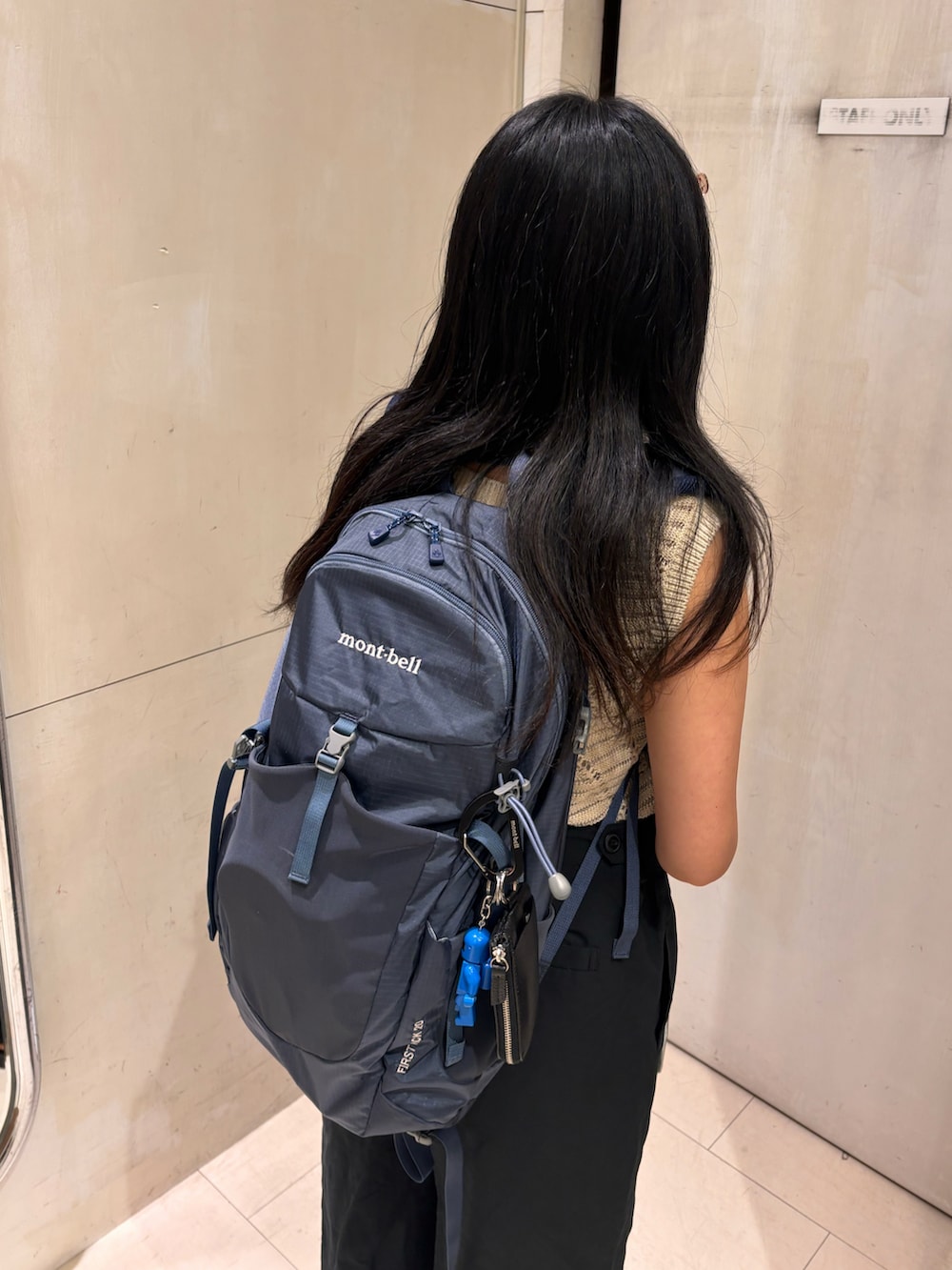 ブルー系のバックパック/リュック、ブラック系のサンダルを着用したレディースの夏コーディネートの3枚目の写真