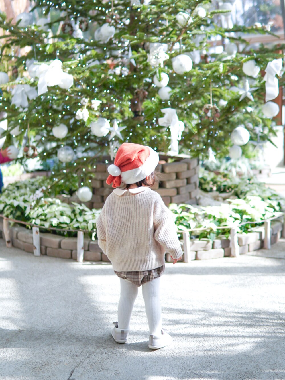 「チェック、休日スタイル、冬コーデ、クリスマスに着たい服、カジュアルコーデ、新星WEARISTAにエントリー、クリスマスコーデ、お出かけコーデ、男の子コーデ、おとこのこ、クリスマスカラー、差し色コーデ、重ね着、クリスマス、ホワイトコーデ」｜「スリーコインズのアイテム（帽子、レッド系）」を使った、ぽんきちさん☆さん（キッズ・80cm）の冬コーディネートの3枚目の写真