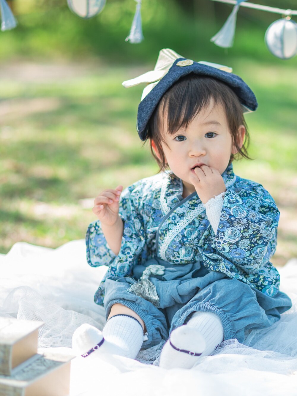 ゴールド系の帽子、ブルー系の水着/着物・浴衣を着用したキッズの春コーディネートの2枚目の写真