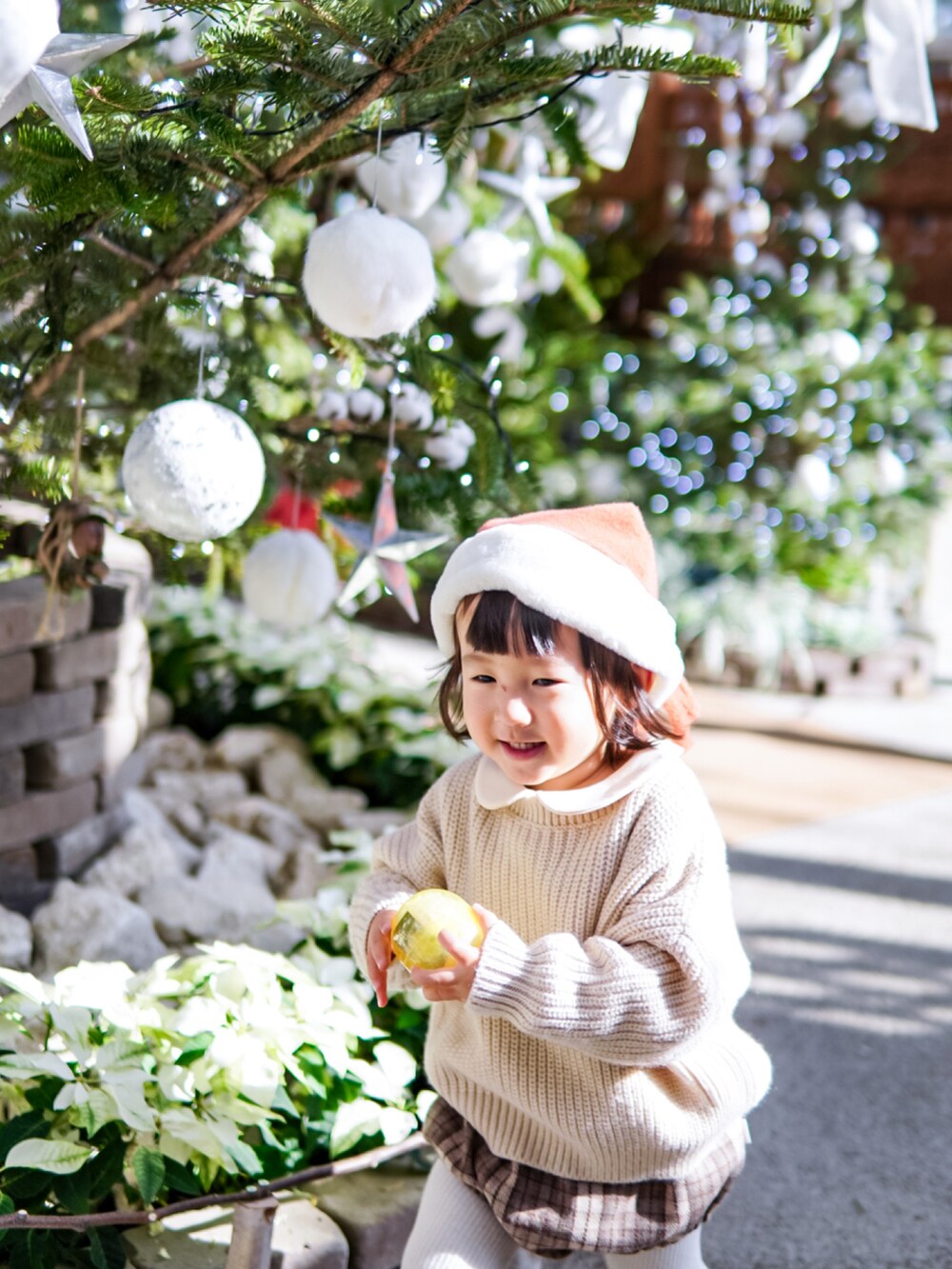 「チェック、休日スタイル、冬コーデ、クリスマスに着たい服、カジュアルコーデ、新星WEARISTAにエントリー、クリスマスコーデ、お出かけコーデ、男の子コーデ、おとこのこ、クリスマスカラー、差し色コーデ、重ね着、クリスマス、ホワイトコーデ」｜「スリーコインズのアイテム（帽子、レッド系）」を使った、ぽんきちさん☆さん（キッズ・80cm）の冬コーディネートの2枚目の写真
