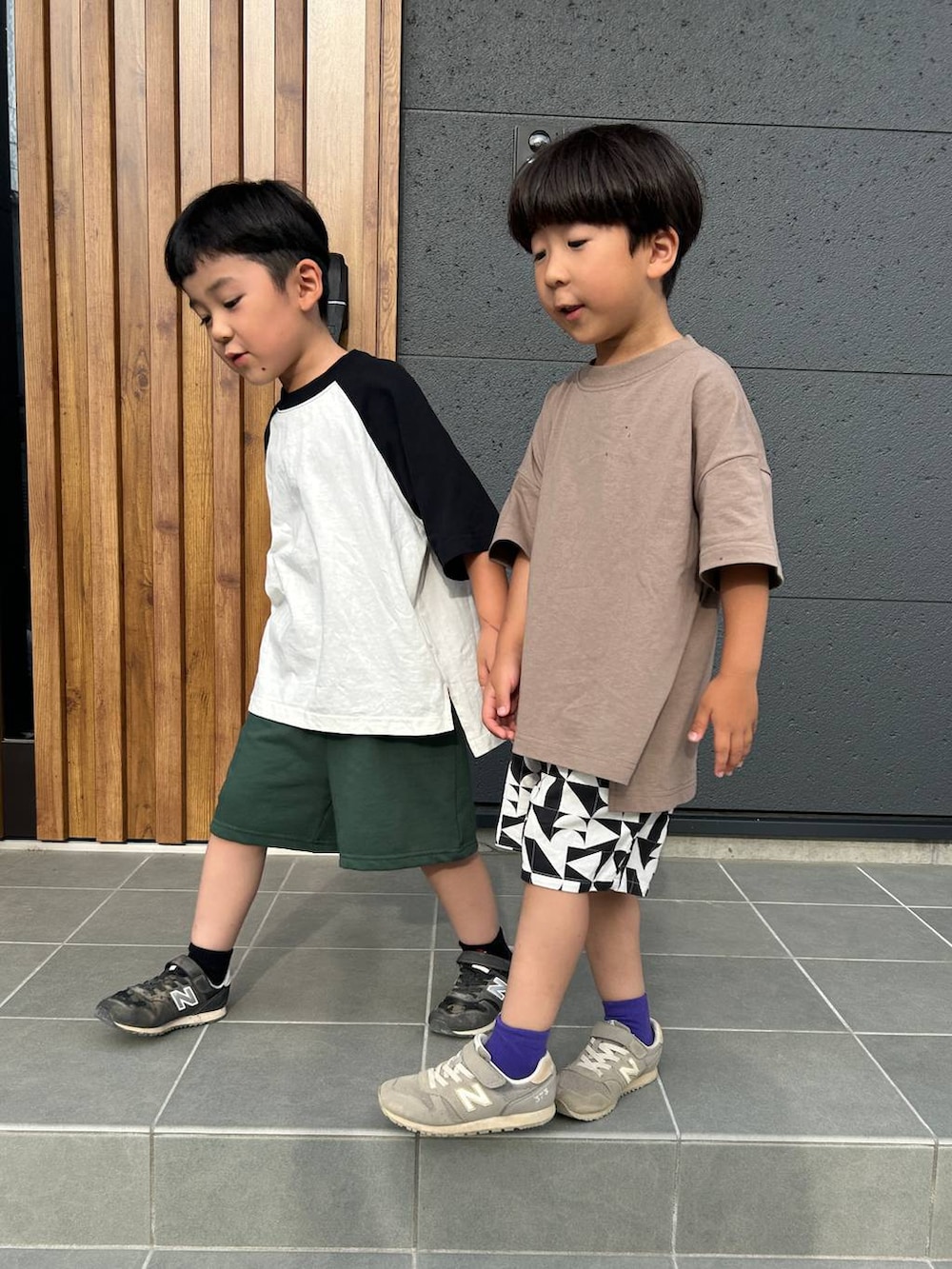 ブラウン系のボディバッグ/ウエストポーチ、ブラック系のその他パンツ、ベージュ系のTシャツ/カットソーを着用したキッズの夏コーディネートの4枚目の写真