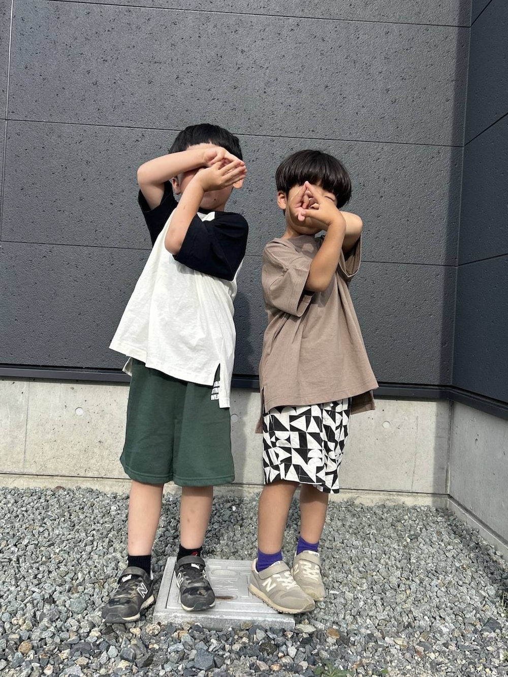 ブラウン系のボディバッグ/ウエストポーチ、ブラック系のその他パンツ、ベージュ系のTシャツ/カットソーを着用したキッズの夏コーディネートの3枚目の写真
