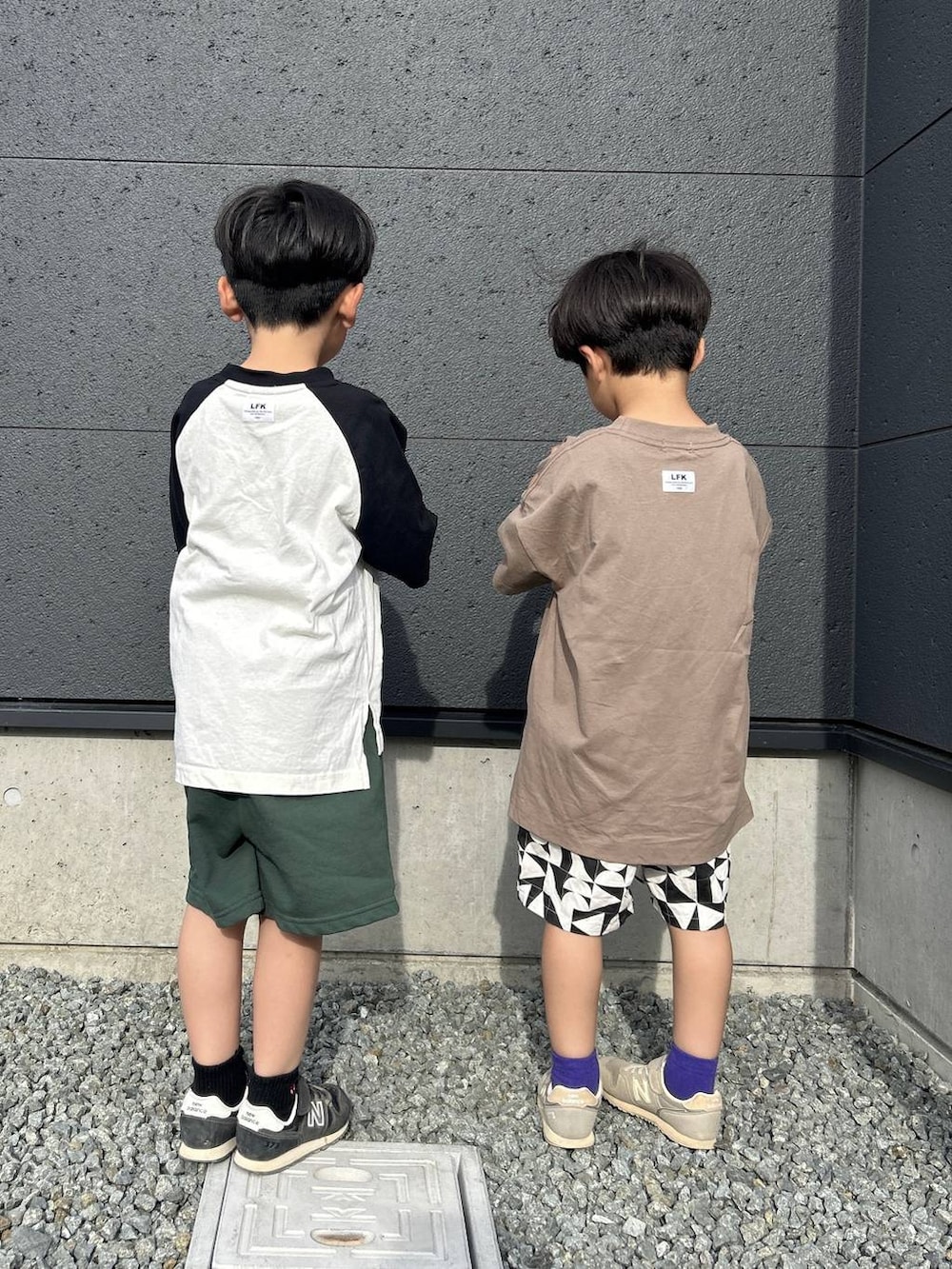 ブラウン系のボディバッグ/ウエストポーチ、ブラック系のその他パンツ、ベージュ系のTシャツ/カットソーを着用したキッズの夏コーディネートの2枚目の写真