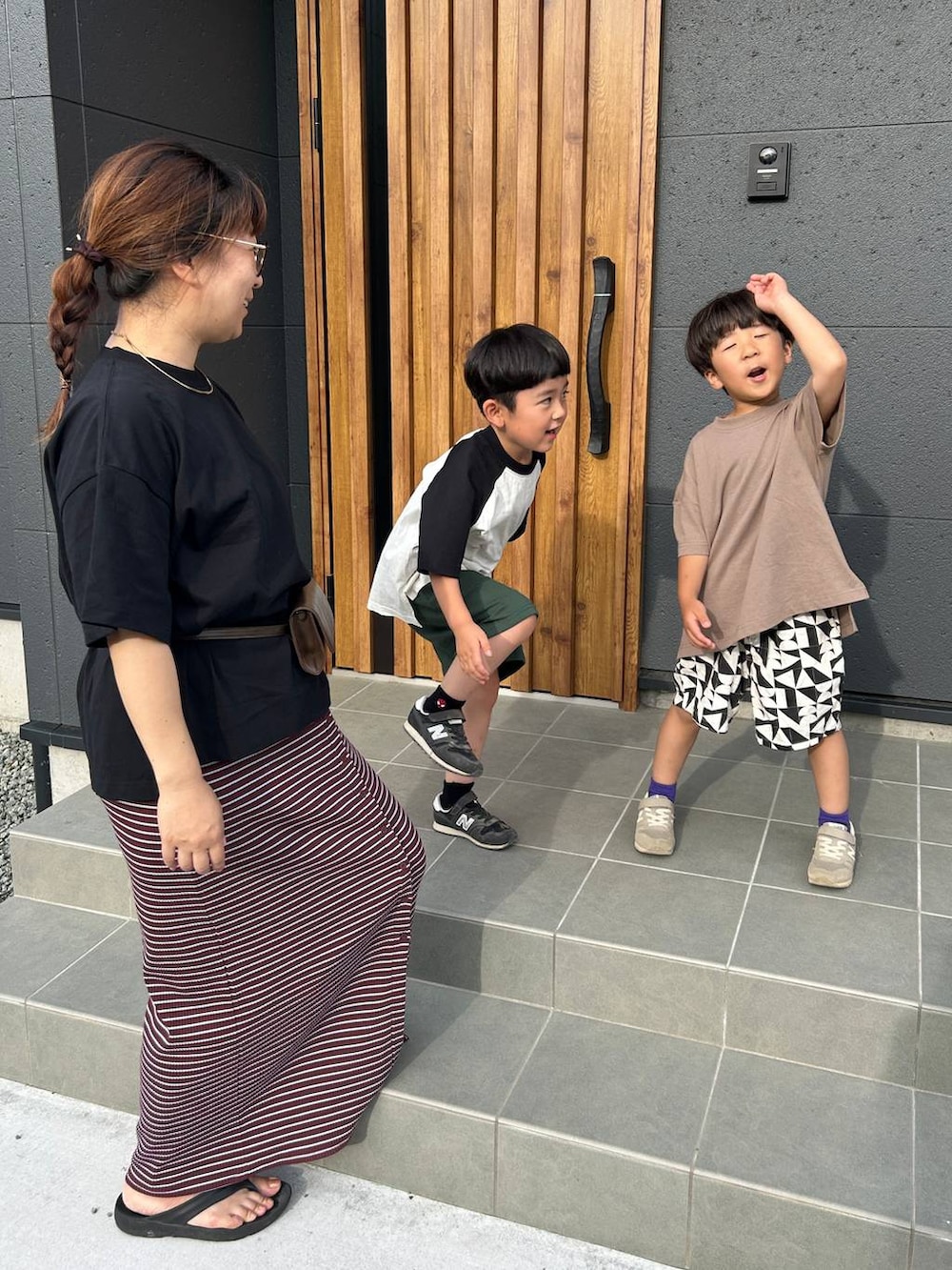 ブラウン系のボディバッグ/ウエストポーチ、ブラック系のその他パンツ、ベージュ系のTシャツ/カットソーを着用したキッズの夏コーディネートの5枚目の写真